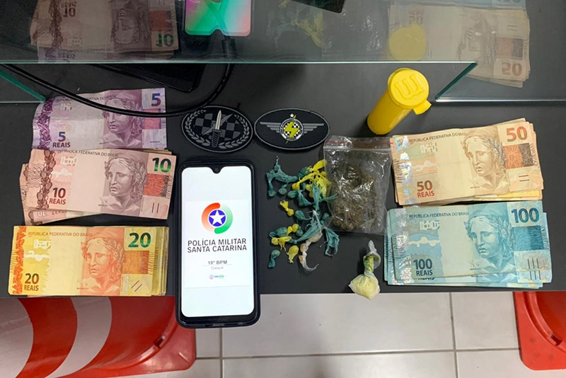 PPT de Gaspar prende jovem por trfico de drogas no bairro Coloninha