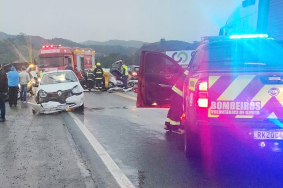 Coliso entre caminho e carros deixa um morto na BR-470, em Ilhota