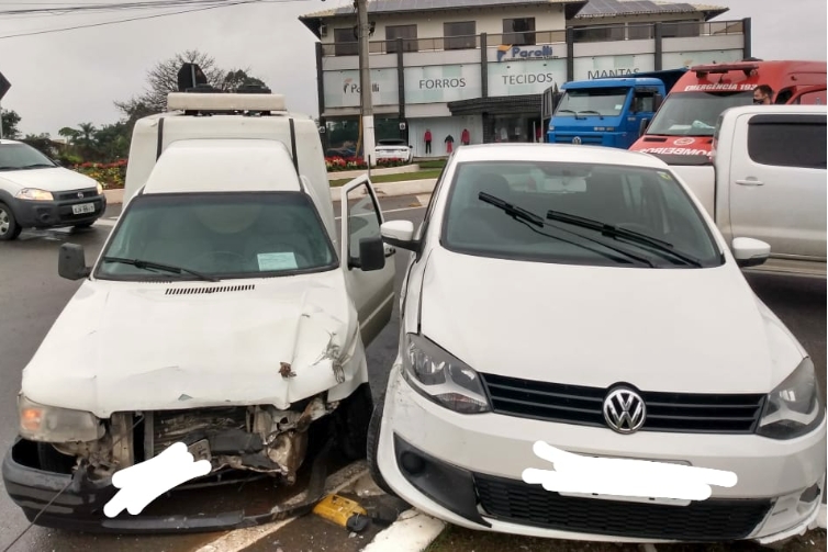 Dois carros colidem no trevo da Parolli, em Gaspar