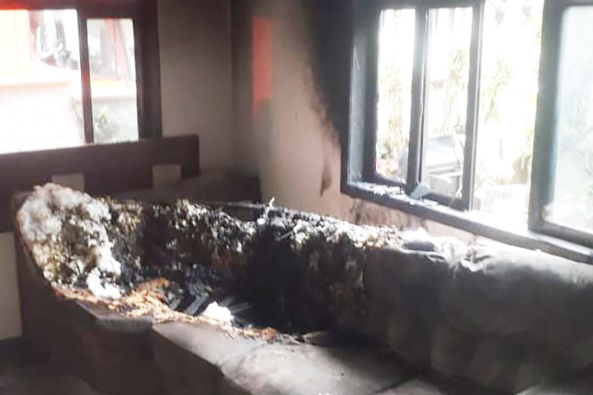 Casa  parcialmente destruda por incndio aps criana brincar com isqueiro em Gaspar