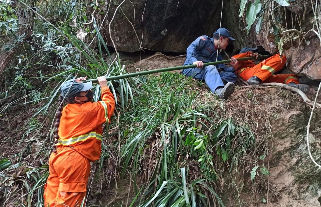 Co  resgatado aps passar nove dias preso em rocha em Gaspar