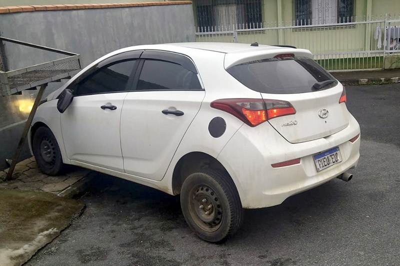 Homem  preso dirigindo carro clonado com registro de furto em Gaspar