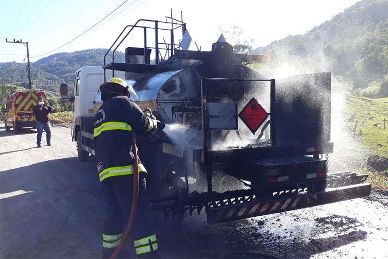 Caminho tanque com material inflamvel pega fogo em Pomerode 