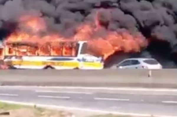 nibus pega fogo na BR-101, em Joinville