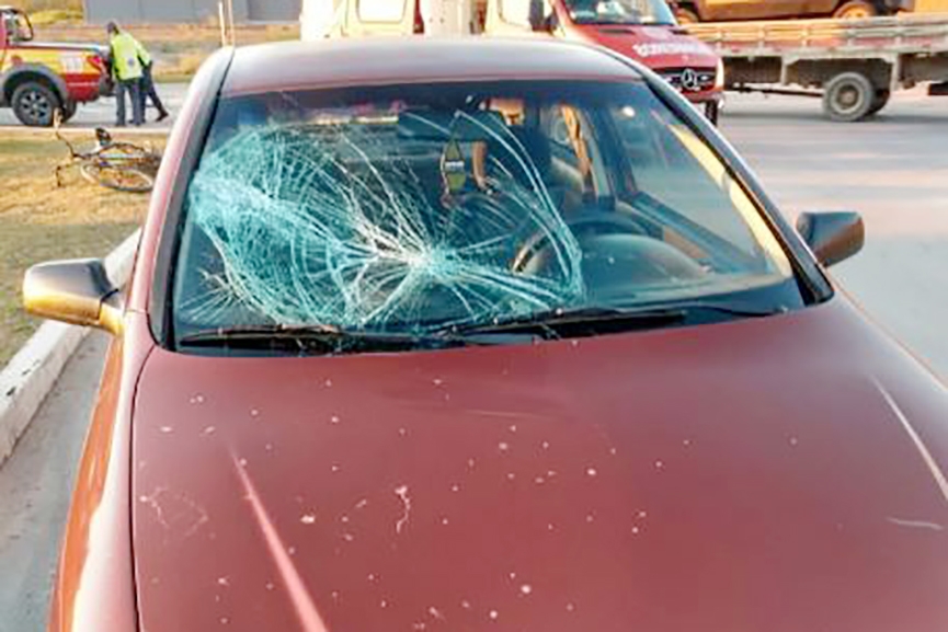 Ciclista fica ferido aps acidente com carro em Gaspar