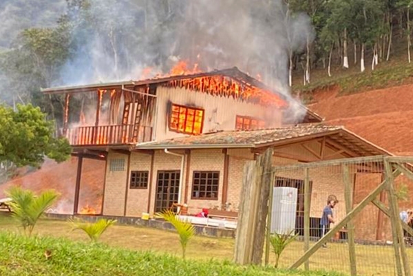 Residncia  parcialmente destruda por incndio em Ilhota
