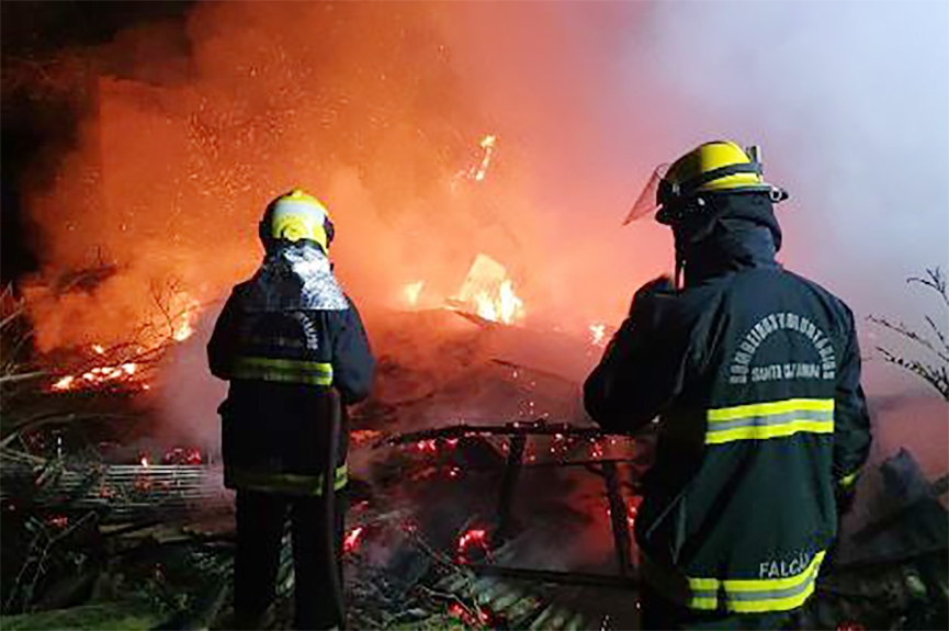 Casa abandonada  destruda por incndio em Ilhota