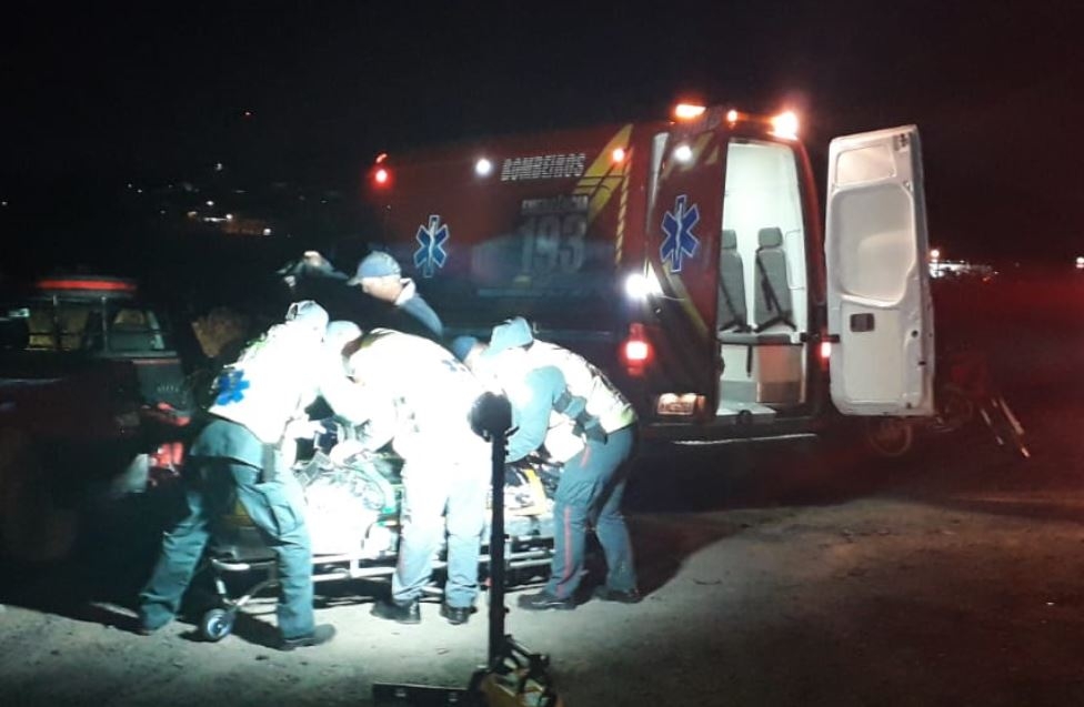 Jovem de 22 anos fica ferido em acidente entre carro e moto na BR-470, em Gaspar