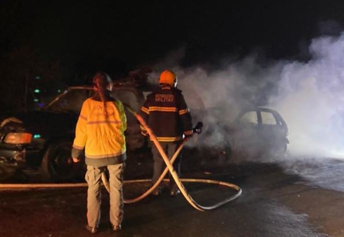 Carros colidem e pegam fogo na BR-470, em Ilhota