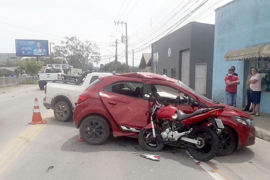 Jovem fica gravemente ferido em acidente entre moto e dois carros em Gaspar