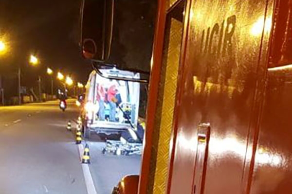 Queda de moto deixa duas jovens feridas em Ilhota 