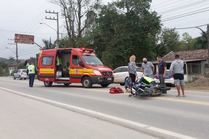 Mulher levada ao hospital aps acidente no bairro Poo Grande, em Gaspar