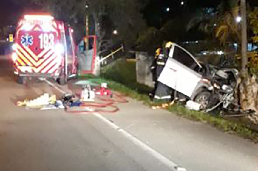 Jovens ficam gravemente feridos aps carro colidir contra rvore no Barraco, em Gaspar