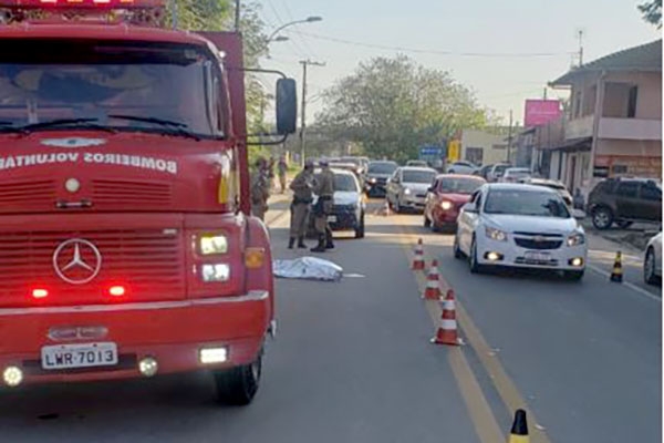 Grave acidente entre motos mata mulher no Centro de Ilhota