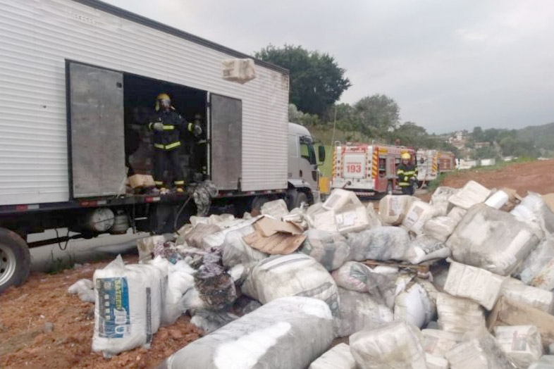Incndio atinge carga de caminho na BR-470, em Blumenau