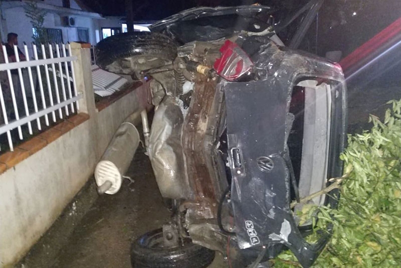 Beb  projetado para fora de carro em grave acidente com trs feridos em Gaspar