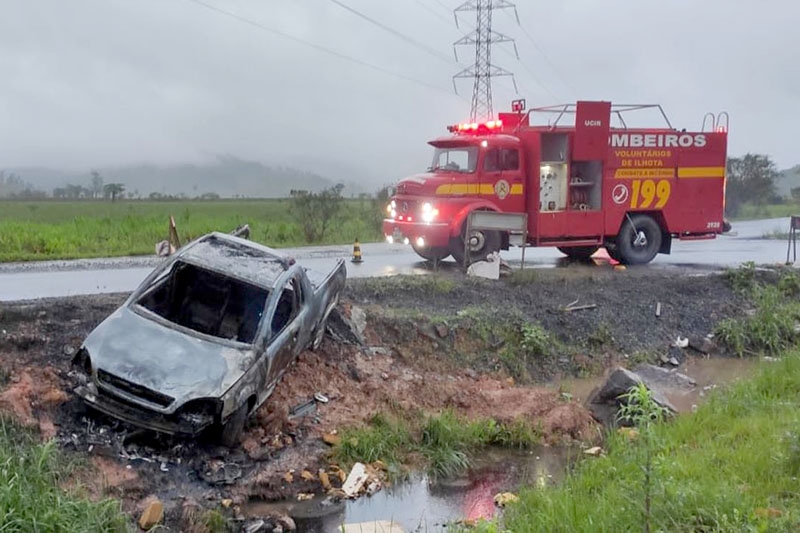 Veculo pega fogo na BR-470, em Ilhota