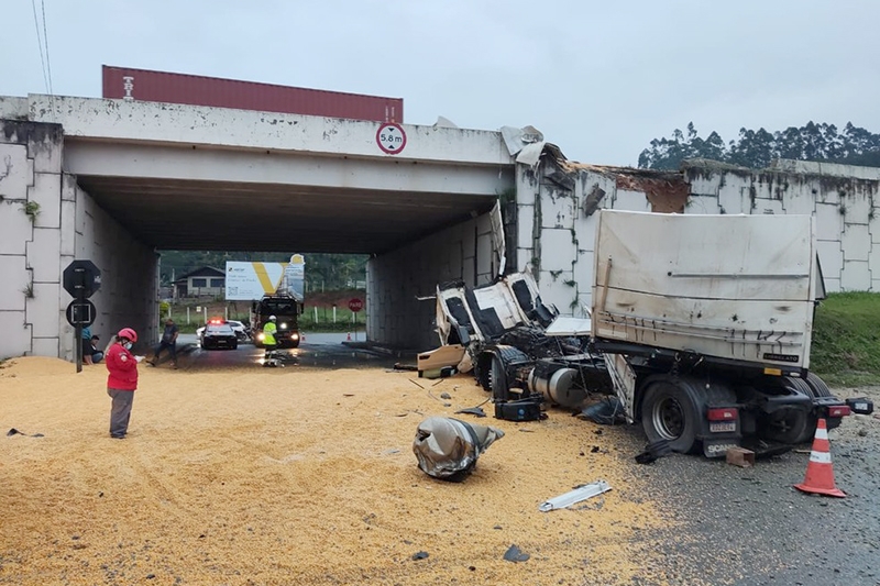 Carreta colide contra carro, tomba e cai de viaduto na BR-101, em Penha