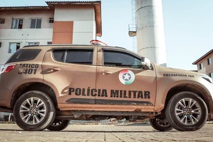 Jovens tentam fugir da polcia e acabam detidos por trfico de drogas no Coloninha, em Gaspar