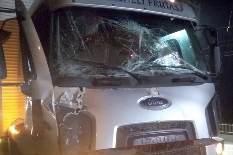Acidente entre nibus e dois caminhes  registrado na BR-470, em Apina