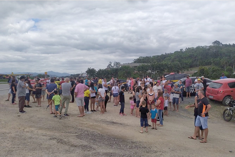 Manifestao pede passarelas e redutores de velocidade na BR-470, em Gaspar