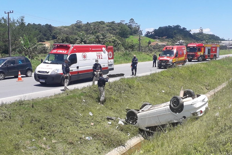 Carro capota com duas pessoas na BR-470, em Gaspar