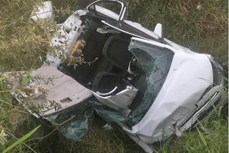Aps coliso, veculo capota e cai em galeria de esgoto na BR-470, em Gaspar