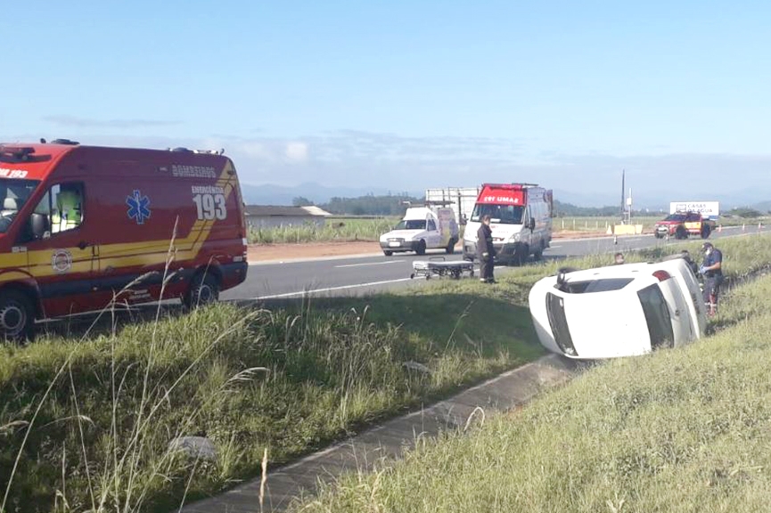Carro sai da pista e tomba na BR-470, em Gaspar