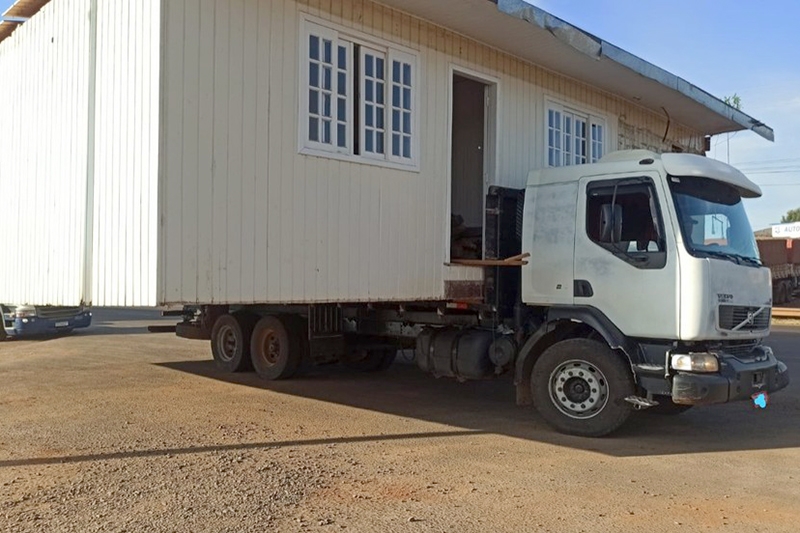 Casa  transportada de forma irregular por caminho em Santa Catarina