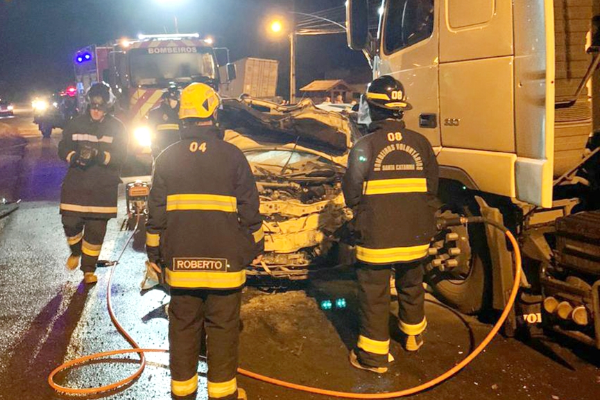 Homem morre em coliso frontal entre carro e caminho na BR-470, em Ascurra
