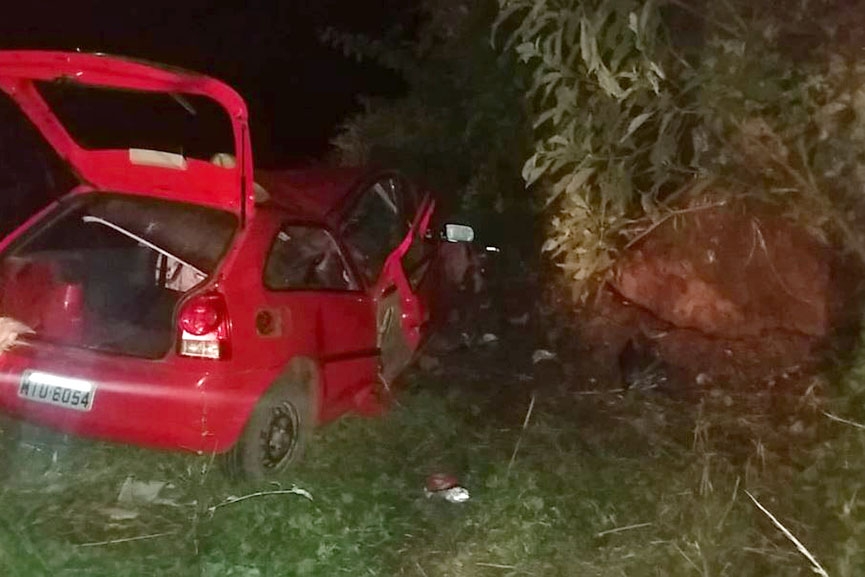 Trs pessoas da mesma famlia morrem aps carro colidir contra pedra na BR-470