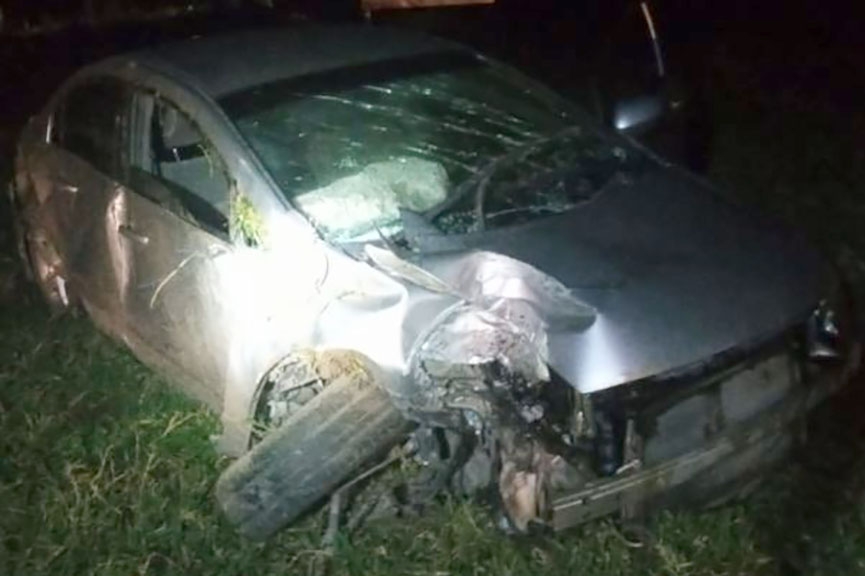 Motorista colide carro contra poste em Ilhota