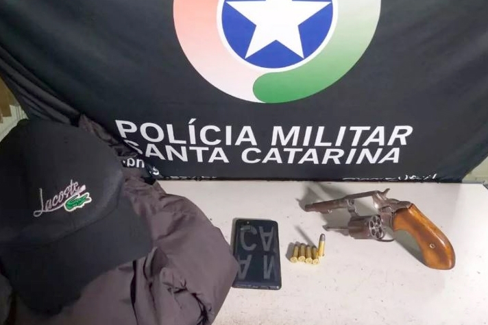 Jovem com 15 boletins de ocorrncia  preso com arma em Blumenau