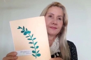 Escritora gasparense lança livro artesanal sobre recomeços