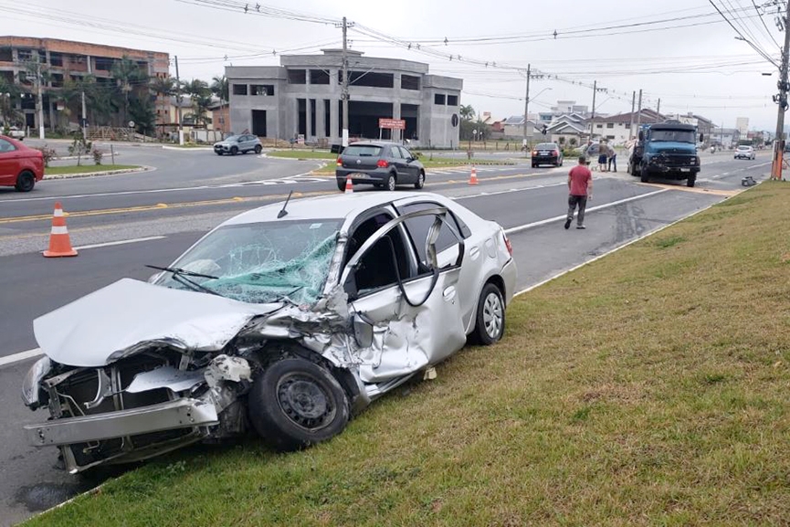Carro e caminho carregado de argamassa colidem na Av. Francisco Mastella, em Gaspar