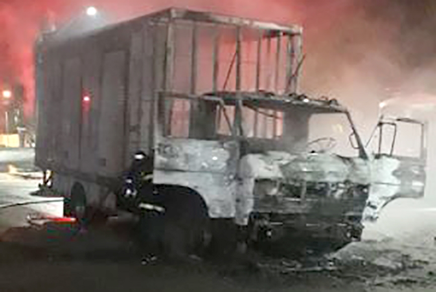 Caminho fica completamente destrudo aps pegar fogo em ptio de mercado em Gaspar