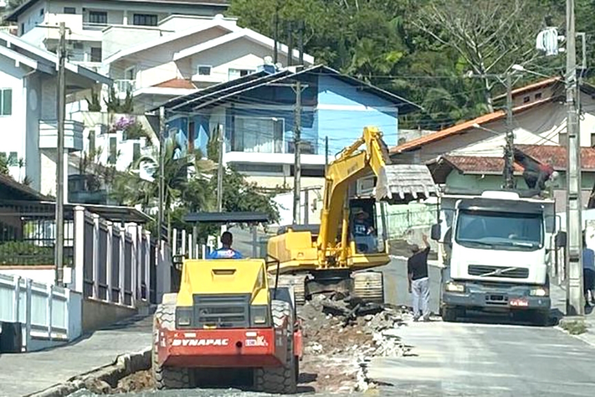 Rua danificada em temporal comea a ser recuperada no Centro de Gaspar