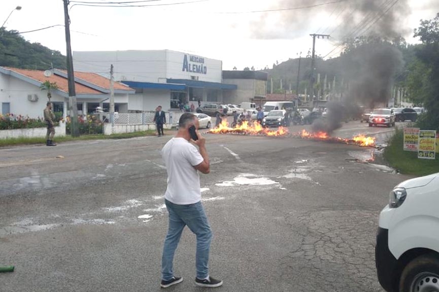 Pontos de bloqueios aumentam nas rodovias federais e estaduais de Santa Catarina