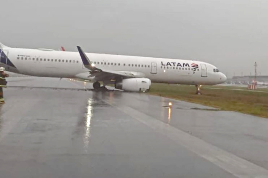 Avio derrapa na pista e voos so cancelados em Florianpolis 