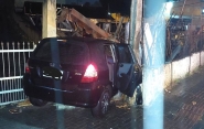 Carro fica destrudo aps coliso contra poste em Blumenau