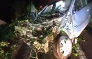 Carro cai em ribanceira aps coliso no Alto Vale; duas pessoas ficaram feridas