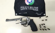 Homem se recusa a tirar carro da frente de garagem, ameaa dono da casa com arma e acaba preso em Gaspar