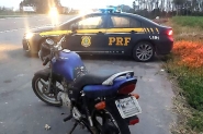 Moto furtada h 4 anos  encontrada abandonada na BR-470, em Ilhota