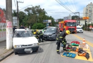 Idoso  hospitalizado aps acidente entre trs carros no Centro de Gaspar