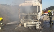 Caminho pega fogo na BR-470, em Gaspar