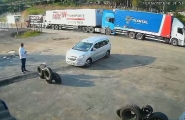 Vdeo mostra engavetamento entre cinco caminhes na BR-470, em Gaspar