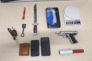 PM encontra faco, pistola e cocana dentro de carro e homens so levados  delegacia em Blumenau