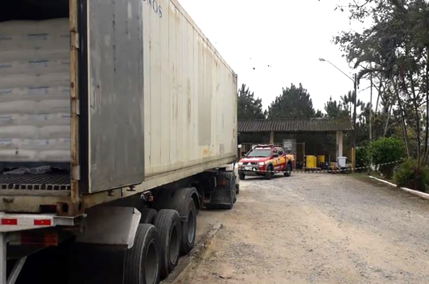 Empresa de Gaspar emite comunicado sobre morte de homem prensado por caminho