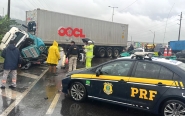 Carreta faz 'L' em acidente na BR-101, em Itaja