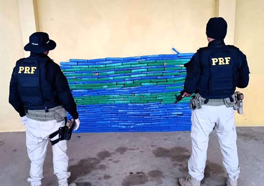 Casal  preso em flagrante com 240kg de maconha em carro em Lages